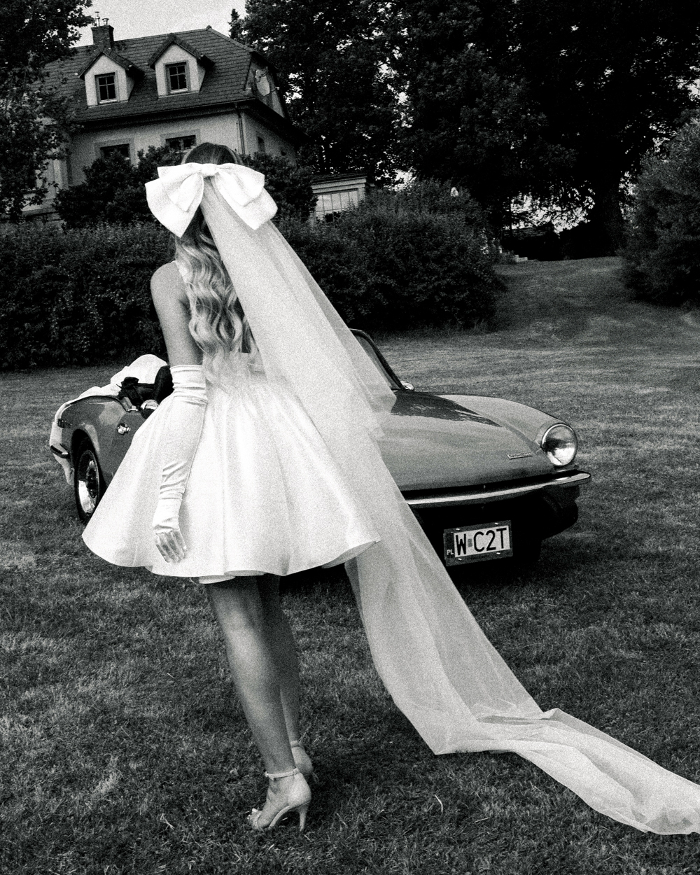 gros plan couple marié se tenant la main 